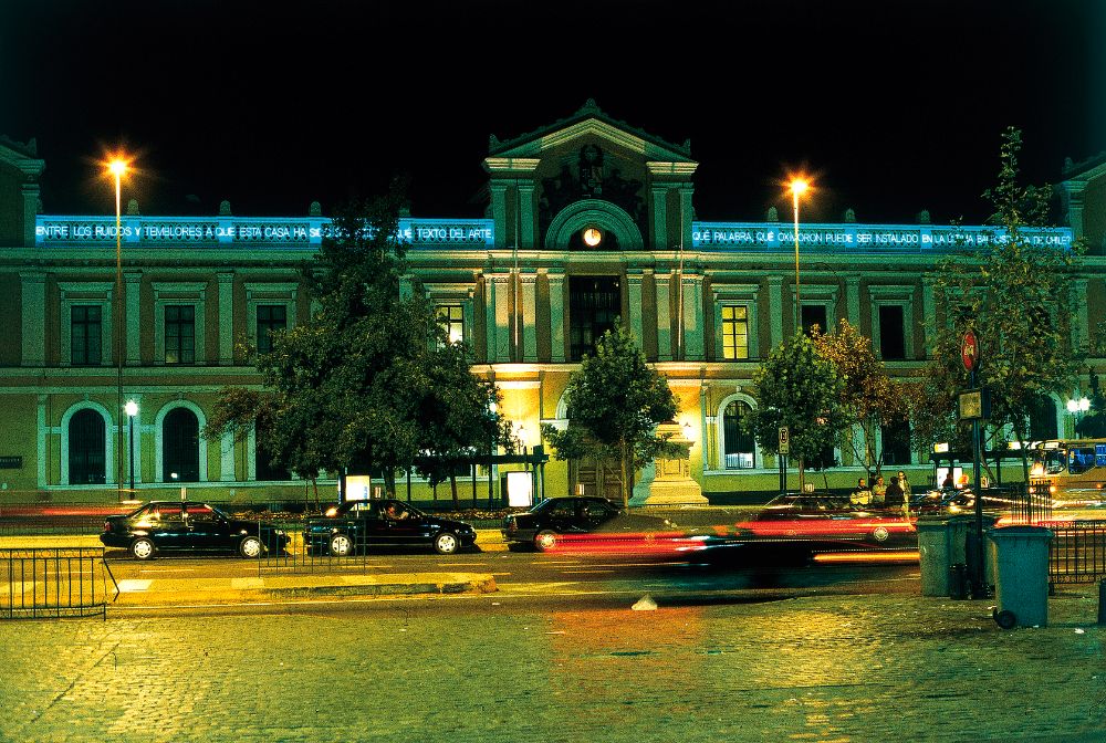 También intervino previamente la Casa Central, en el año 2000, pero su frontis, a través de la Obra de Arte.